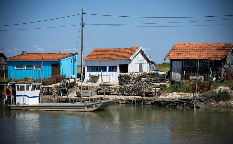 Cabanes ostréicoles traditionnelles au port de La Grève.