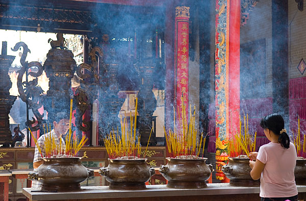 Encens brulant dans une pagode du quartier  chinois Cholon